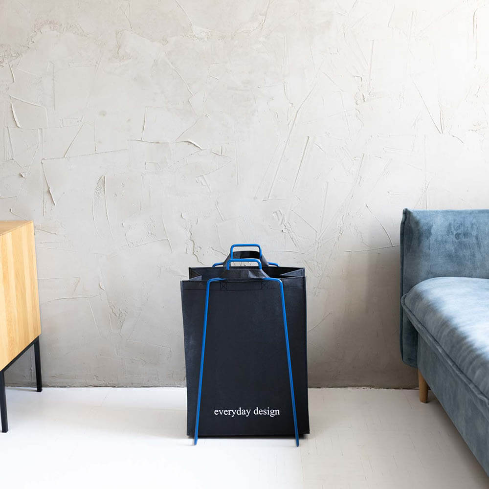 HELSINKI-Papiertütenhalter blau und eine waschbare Papiertasche