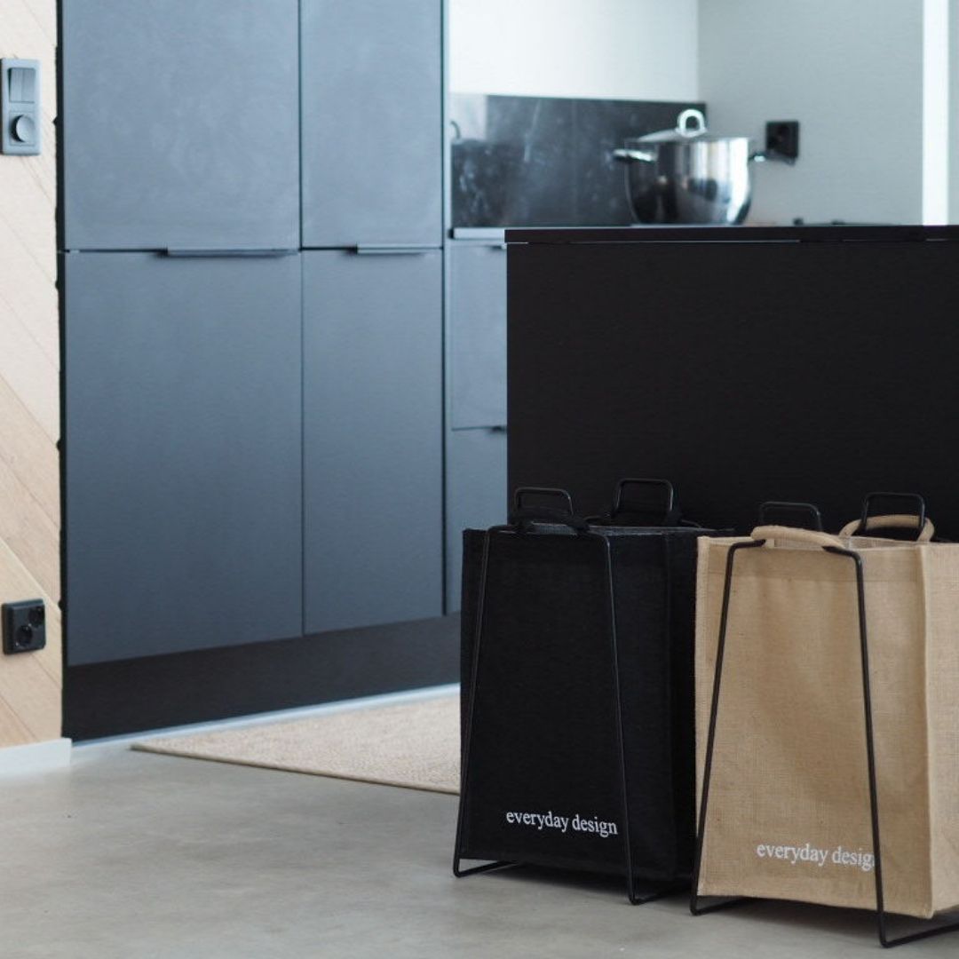 HELSINKI-Papiertütenhalter schwarz mit Jutetasche