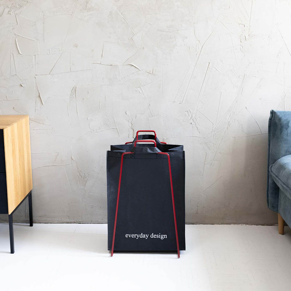 HELSINKI-Papiertütenhalter rubinrot und eine waschbare Papiertasche