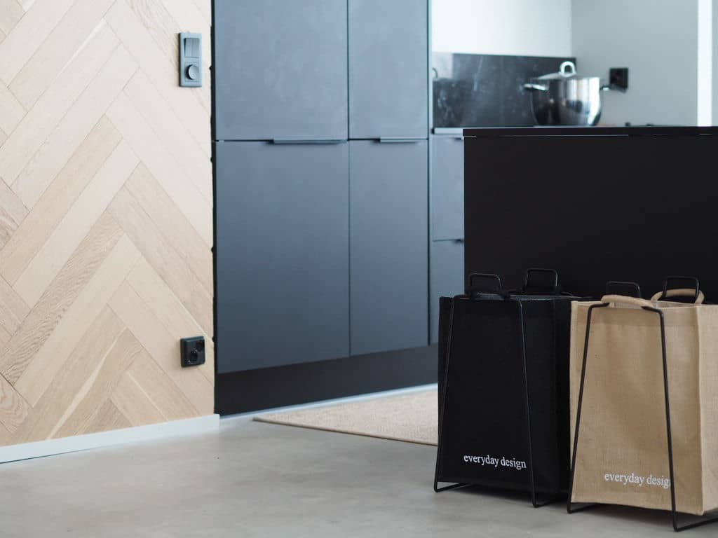 Multifunktionale IVALO-Ablage schwarz