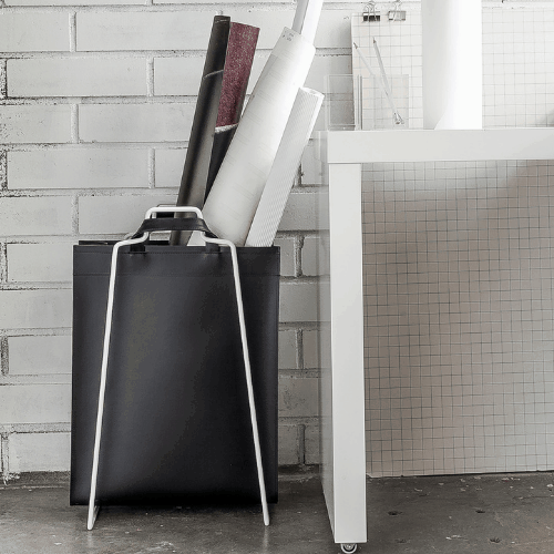 VAASA Recycling-Ledertasche schwarz + HELSINKI - Papiertütenhalter weiß